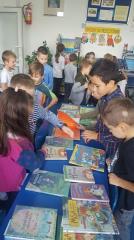 Read more about the article Pierwsza wizyta kl. 1b w bibliotece szkolnej
