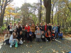 Listopadowe wyjście na Stary Cmentarz w Rzeszowie – klasa VII A