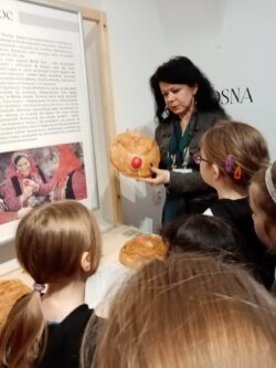 Wizyta klasy 2a w Muzeum Etnograficznym na wystawie o chlebie